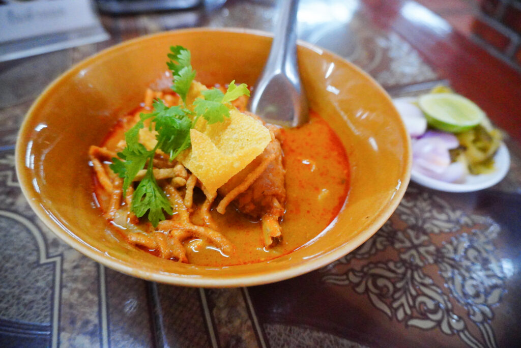 タイ北部の郷土料理カオソーイ