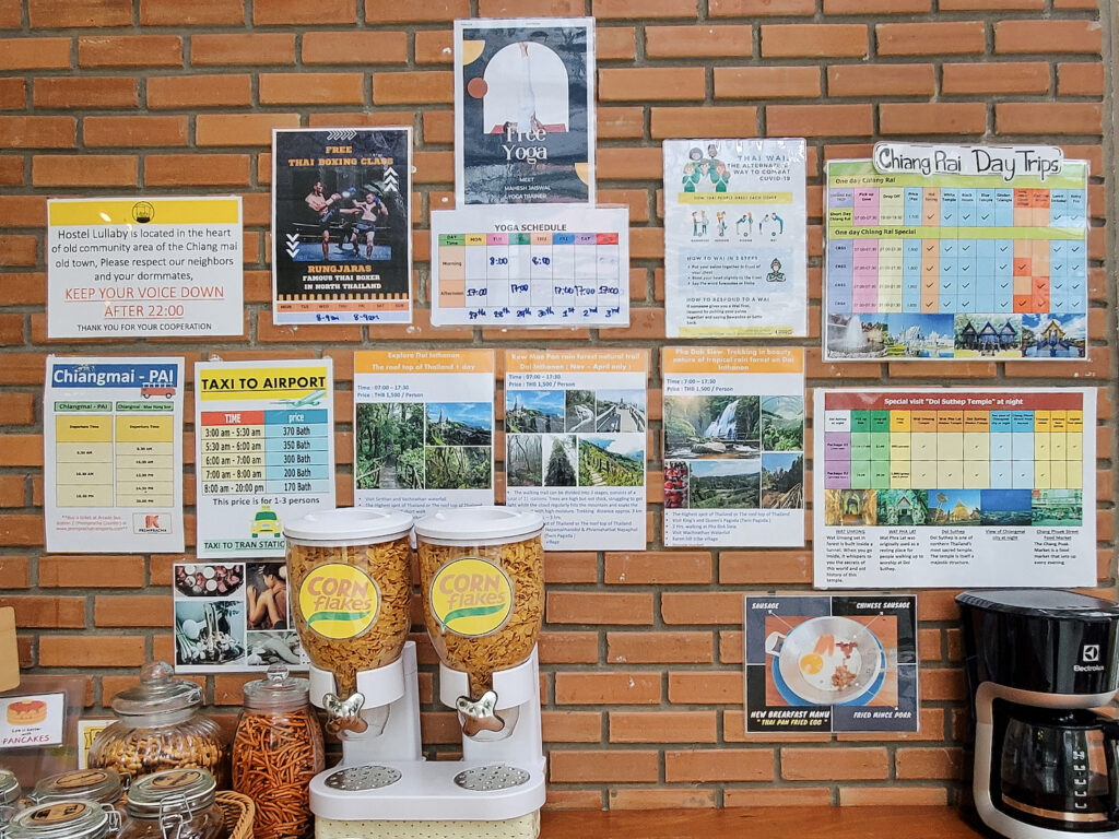 タイ・チェンマイのゲストハウスのアクティビティやツアー情報などの張り紙